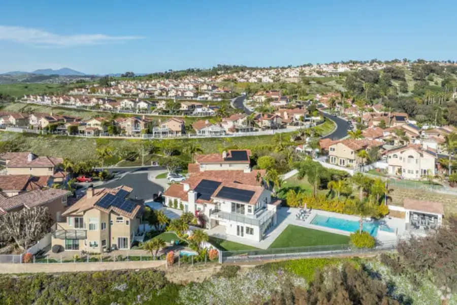 Screen and window cleaning in Rancho San Clemente hillside homes