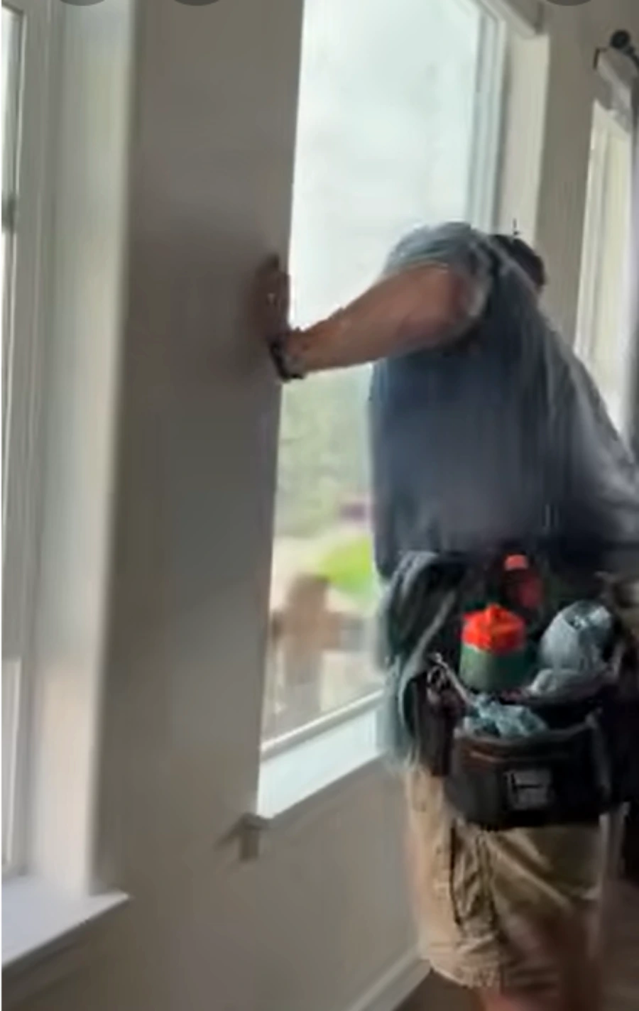 Professional cleaning of dirt windows in San Clemente