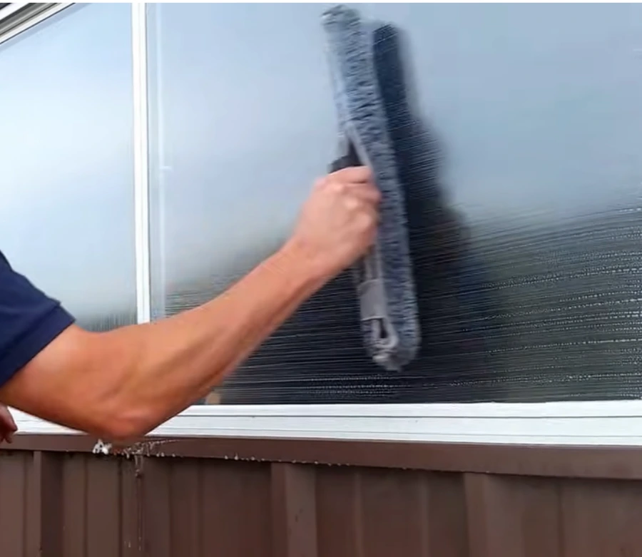 Professional window cleaner Dana Point